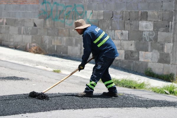 Rehabilita Javier Díaz calles en Lomas de Lourdes y Hacienda El Cortijo