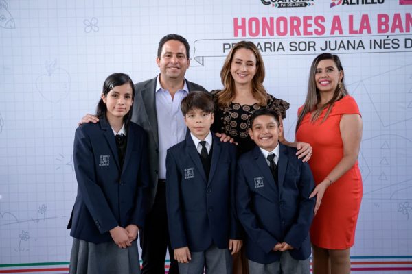 Entregan Javier y Luly reconocimientos a miembros del Cabildo Infantil 2026 en primaria Sor Juana Inés de la Cruz