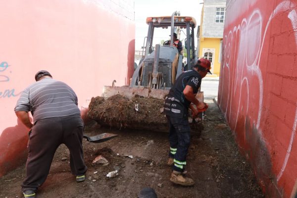 Refuerza Javier Díaz limpieza de callejones con maquinaria pesada