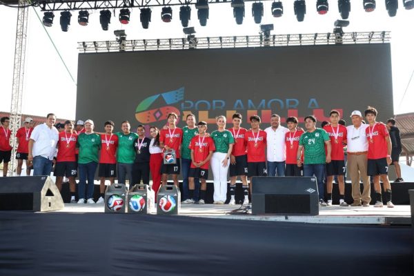 Premia Javier Díaz en el FUTFEST Saltillo 2026 a campeones del Torneo Interprepas 2026
