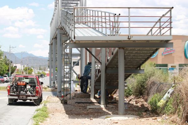 Intensifica Saltillo trabajos en instalación de puente peatonal en Emilio Arizpe