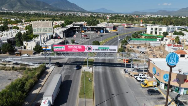 Entrega Javier Díaz puente peatonal en Emilio Arizpe de la Maza