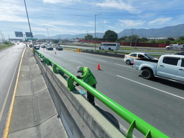 Incrementa Javier Díaz seguridad vial: pinta barandales en El Sarape