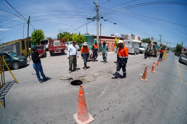 Continúa EMAS atendiendo reportes ciudadanos; trabajan en obras de drenaje sanitario