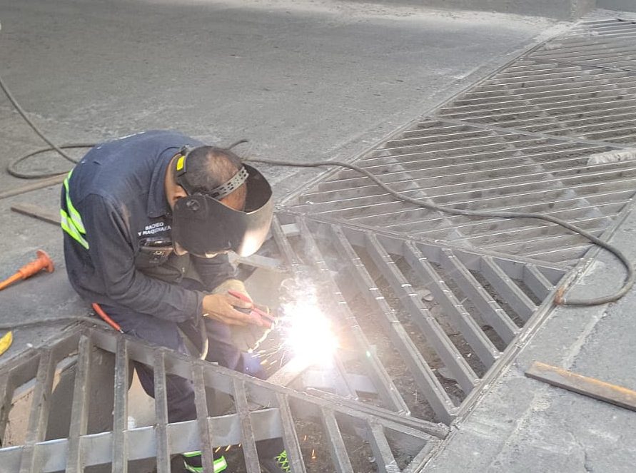 Rehabilita Municipio rejillas pluviales en Avenida Universidad