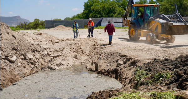 Limpia y repara EMAS importante colector sanitario que da servicio al oriente de Ramos Arizpe