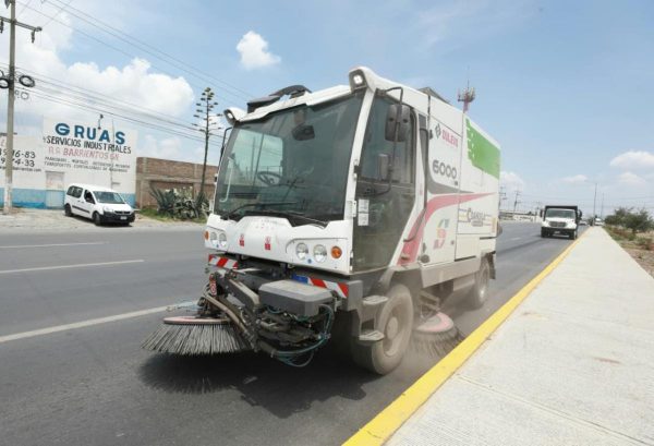 Refuerza Javier Díaz limpieza de vialidades con Barredora Mecánica