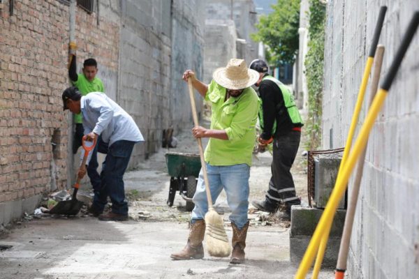 Refuerza Javier Díaz labores de limpieza en callejones de la Morelos