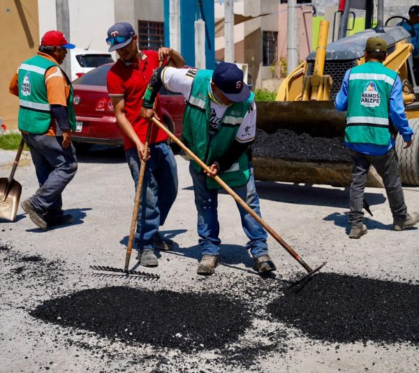 *Sigue Ramos Arizpe con trabajos de bacheo en colonias y vialidades*