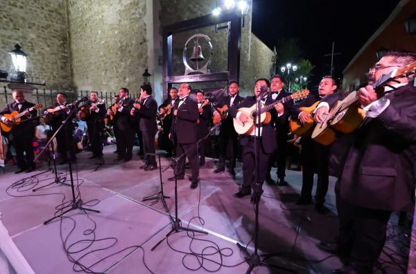 Disfrutan saltillenses del Festival Internacional de Rondallas