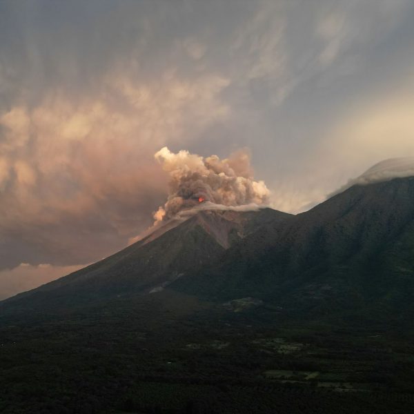 Alerta en Guatemala por erupción del Volcán de Fuego: Evacúan a cientos de personas de 8 comunidades