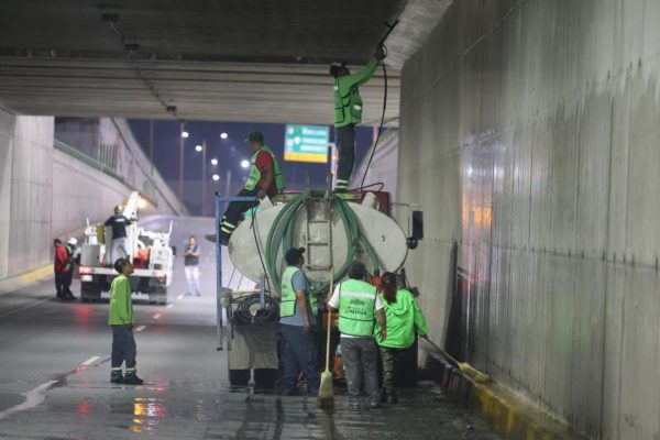 Intensifica Javier Díaz mantenimiento nocturno en el distribuidor vial El Sarape