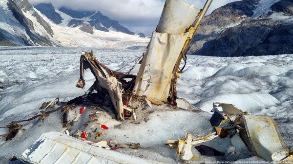 Glaciar se derrite en Suiza... y ‘devuelve’ restos de un avión desaparecido desde 1963