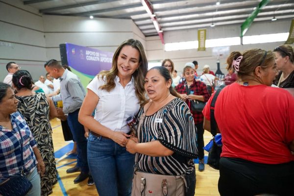 Entrega Luly López Apoyos de Corazón a personas con discapacidad