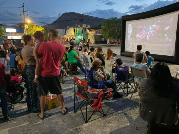 Lleva Comisaría a 19 colonias Cine con tu Policía