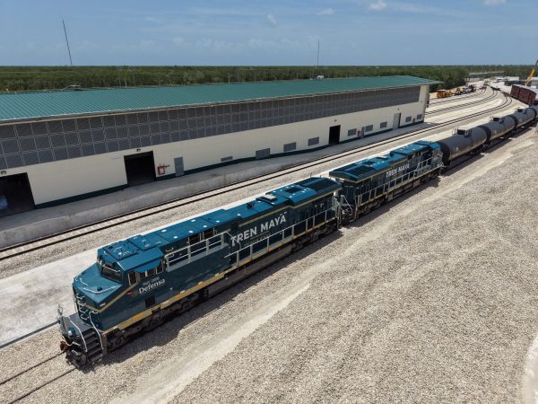 Negocios en el Tren Maya de carga: Ejército convierte a contratistas de refacciones y cursos en vendedores de locomotoras