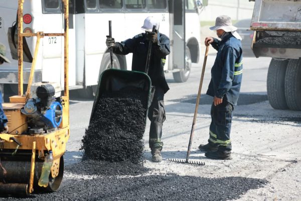 Rehabilita Javier Díaz pavimento en lateral de bulevar Fundadores