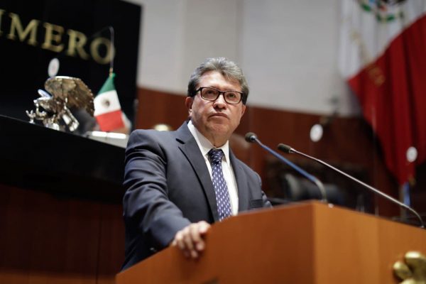150 diputados de Morena van por la reelección o por una alcaldía; Monreal les pide cuidar su imagen