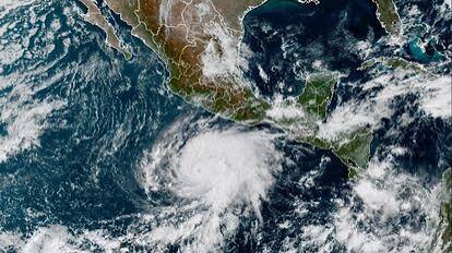 Huracán ‘Vance’ se intensifica a categoría 2; podría fortalecerse en su camino a las costas de México