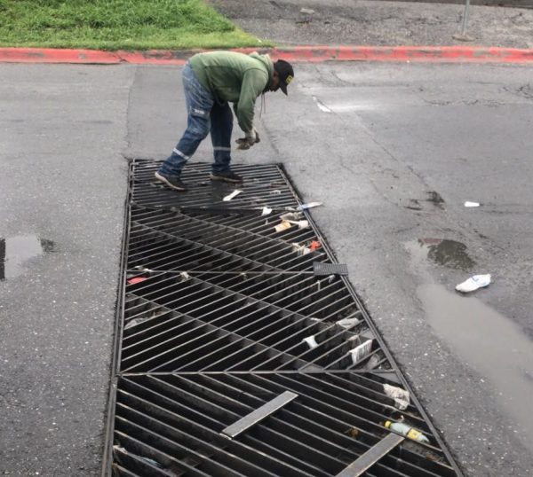 Continúa Municipio con limpieza de rejillas en Saltillo
