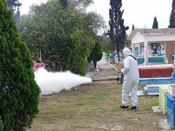 Realiza Salud Pública fumigación en panteones municipales