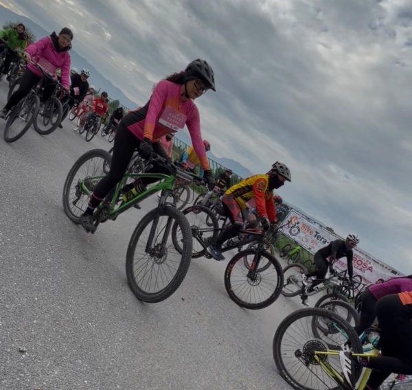Promueve Javier Díaz prevención del cáncer de mama con rodada ciclista