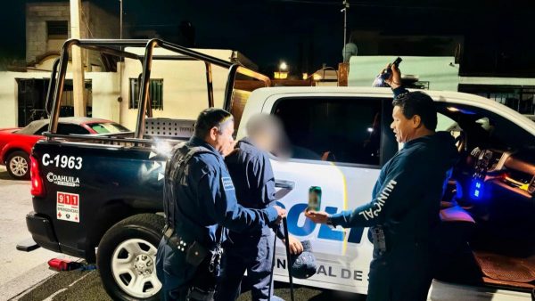 Detiene Comisaría a 10 por ingerir bebidas alcohólicas en la calle