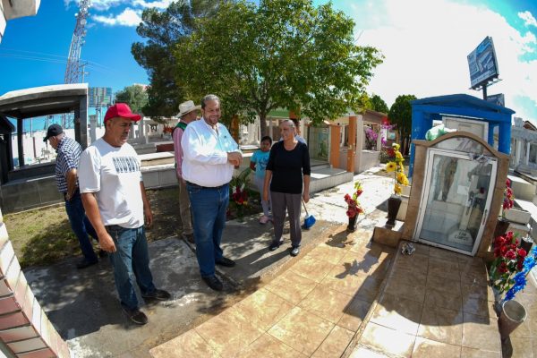 Supervisa Tomás Gutiérrez panteones municipales previo al Día de Muertos