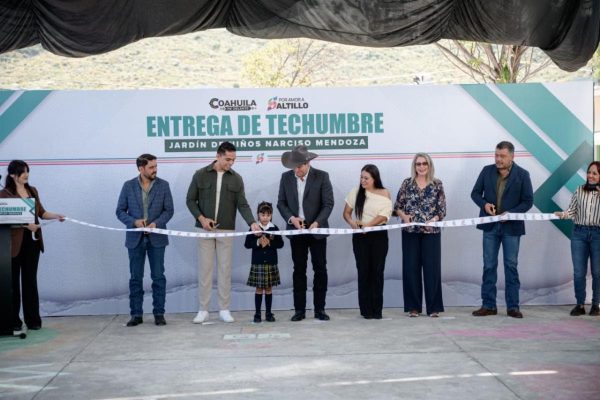 Continúa Javier Díaz entregando techumbres; en 2027 se hará una inversión sin precedentes